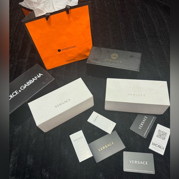 Sunglasses boxes and Bag - Picture 1 of 8